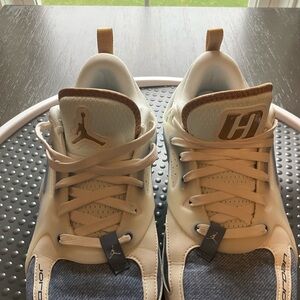 Air Jordan Heir 'Denim'
FZ2471-104 Women’s basketball shoes, worn very little